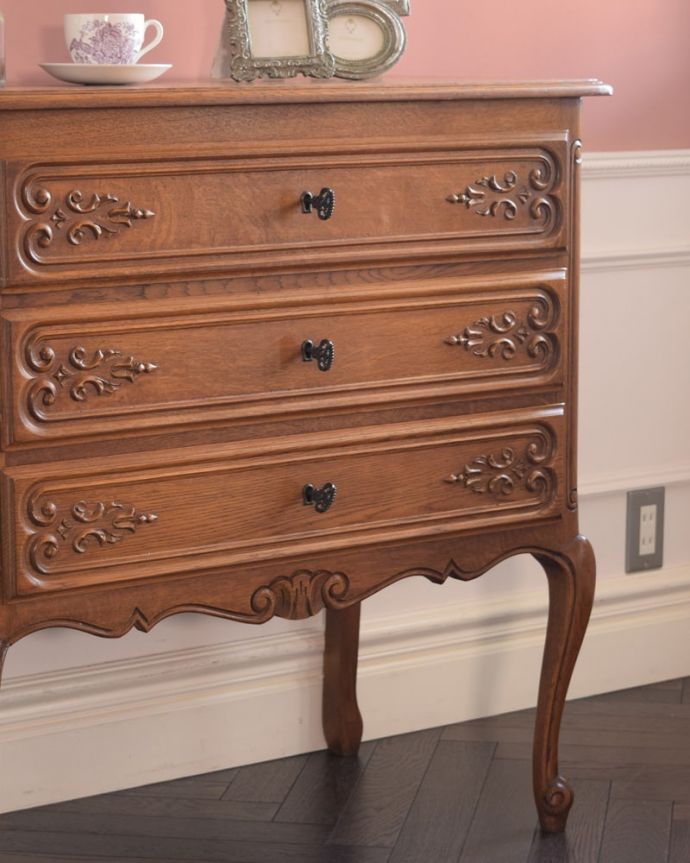 アンティークのチェスト アンティーク家具 フランスの美しい猫脚チェスト、カギがついたアンティークの家具。収納だけじゃなく見て楽しむチェストチェストと言っても収納だけじゃなく見た目が素敵なんです。(j-2599-f)