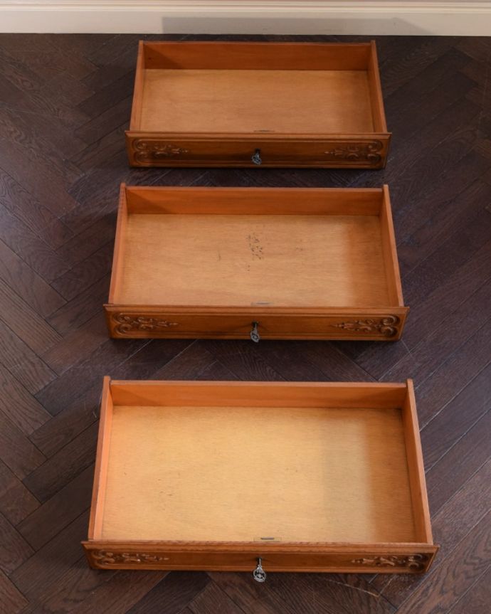 アンティークのチェスト アンティーク家具 フランスの美しい猫脚チェスト、カギがついたアンティークの家具。実用的にチェストとして使いましょう!アンティーク家具と言えども家具。(j-2599-f)