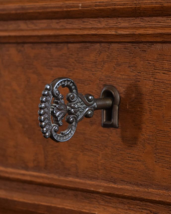 アンティークのチェスト アンティーク家具 フランスの美しい猫脚チェスト、カギがついたアンティークの家具。大切なものも収納出来ますおとぎ話に出てくるような可愛いアンティークの鍵が付いています。(j-2599-f)