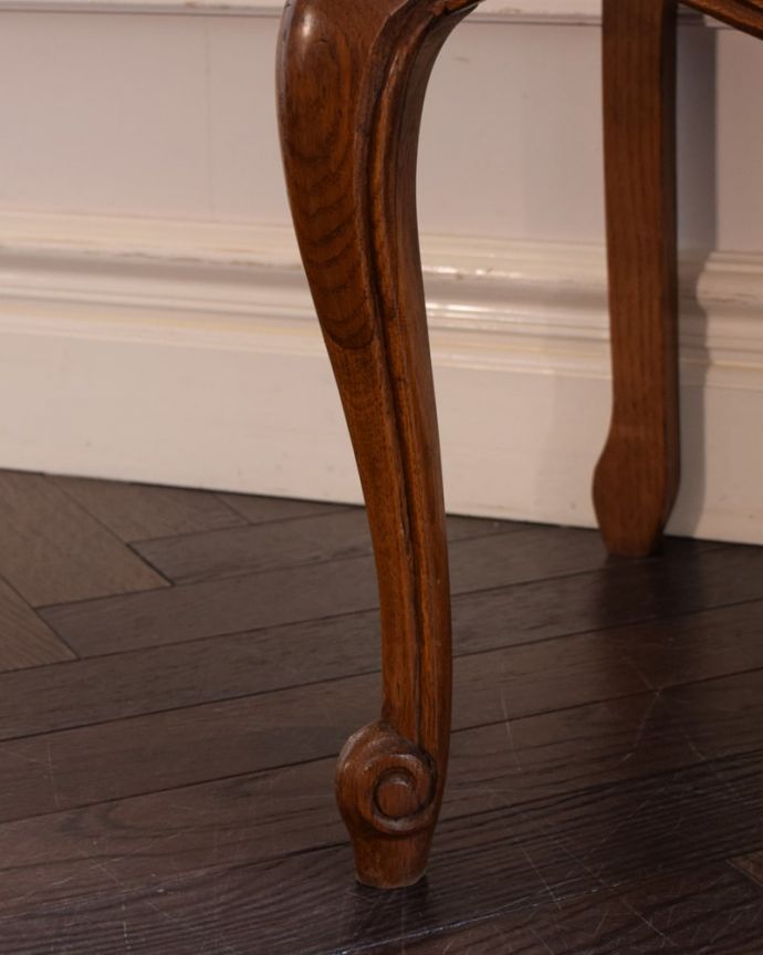 アンティークのチェスト アンティーク家具 フランスの美しい猫脚チェスト、カギがついたアンティークの家具。女性1人でラクラク運べちゃう仕掛けHandleのアンティークは、脚の裏にフェルトキーパーをお付けしています。(j-2599-f)