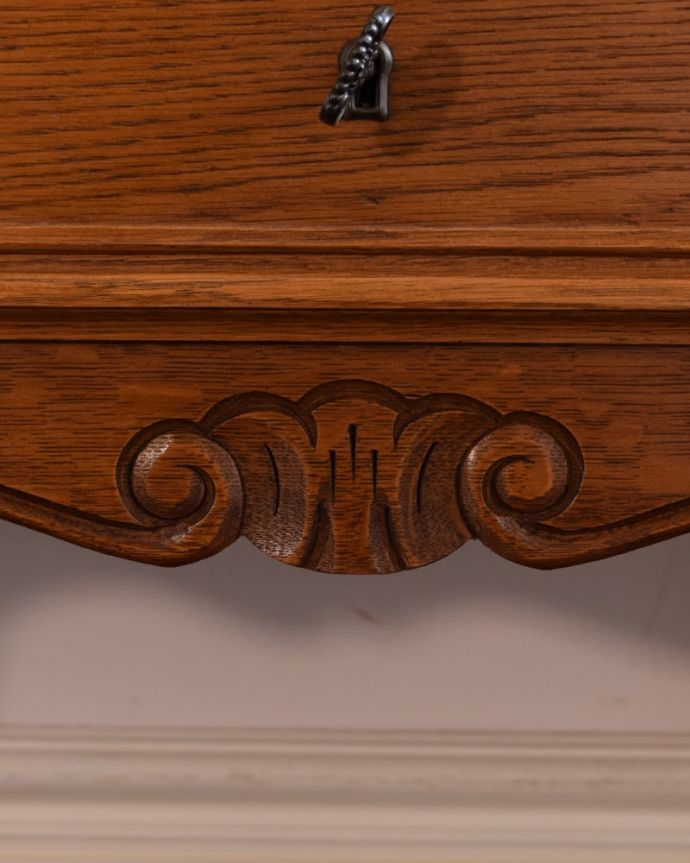 アンティークのチェスト アンティーク家具 フランスの美しい猫脚チェスト、カギがついたアンティークの家具。フランスらしい彫りフランスらしさの象徴とも言える、優雅な彫りの装飾。(j-2599-f)