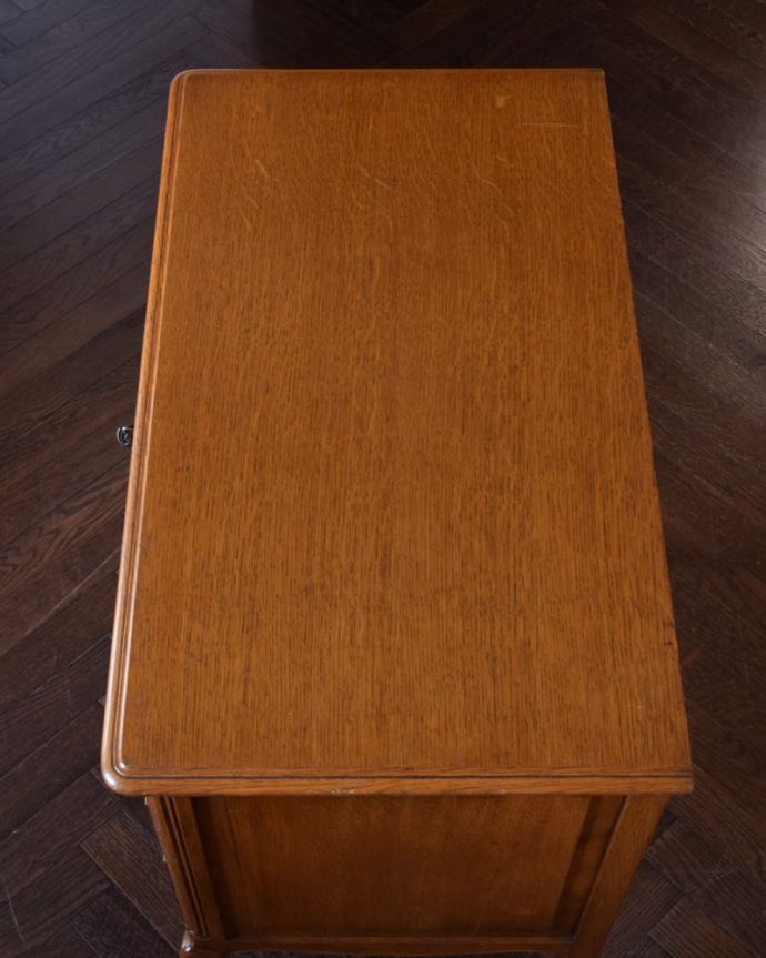 アンティークのチェスト アンティーク家具 フランスの美しい猫脚チェスト、カギがついたアンティークの家具。何を置こうかな・・・?チェストを上から見るとこんな形です。(j-2599-f)