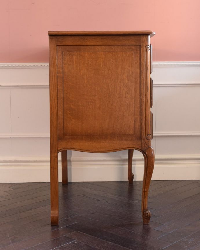 アンティークのチェスト アンティーク家具 フランスの美しい猫脚チェスト、カギがついたアンティークの家具。横から見てもステキ横から見るとこんな感じ。(j-2599-f)