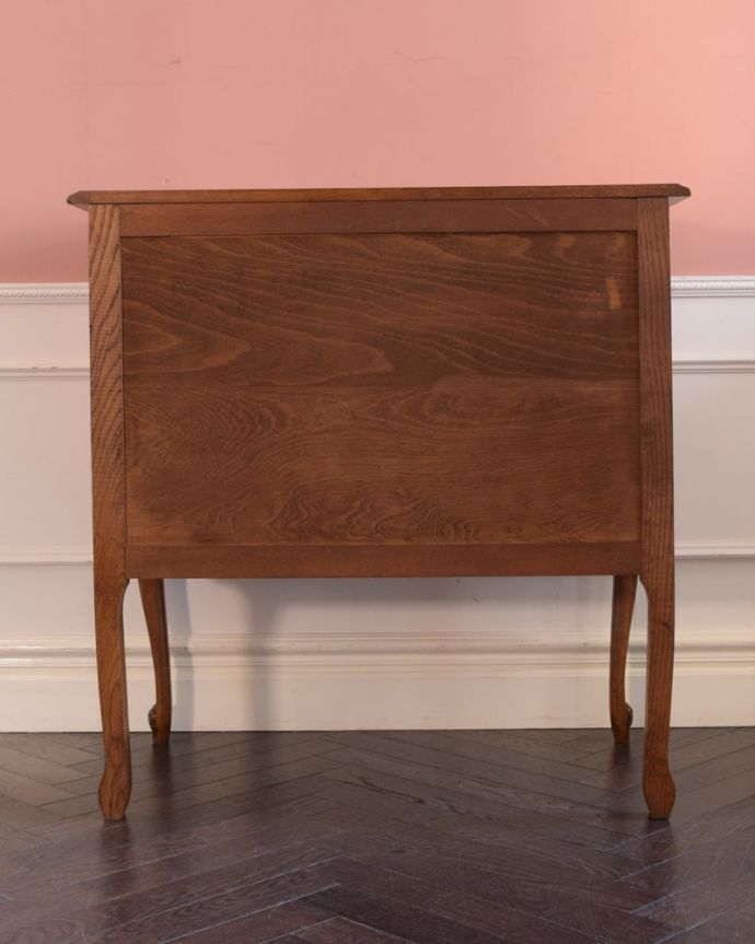 アンティークのチェスト アンティーク家具 フランスの美しい猫脚チェスト、カギがついたアンティークの家具。修復したので後姿もキレイですアンティークは新品ではないので、もちろん経年変化によるキズはありますが、専門の職人が修復しています。(j-2599-f)