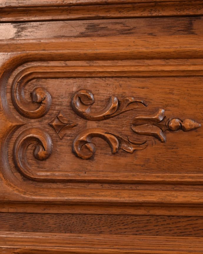 アンティークのチェスト アンティーク家具 フランスの美しい猫脚チェスト、カギがついたアンティークの家具。優雅なデザインまだ機械が発達していない時代に、どうやって造ったんだろう・・・。(j-2599-f)