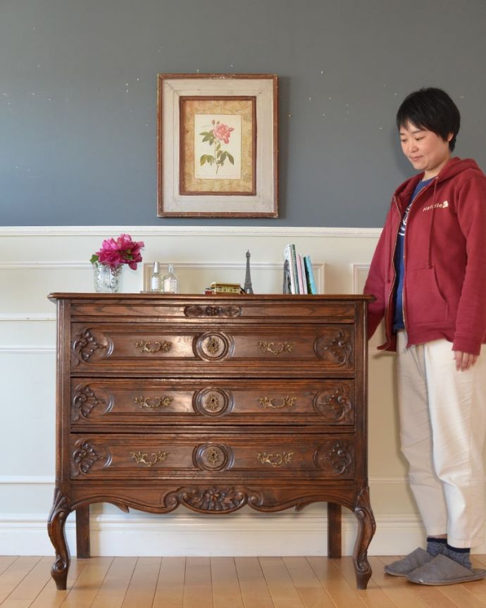 アンティークのチェスト　アンティーク家具　フランスで見つけたエレガントなアンティーク家具、彫刻が美しい３段チェスト。長くて美しい脚に思わずうっとり･･･フランスのアンティーク家具らしく長くて優雅な脚線美のチェスト。(j-2600-f)