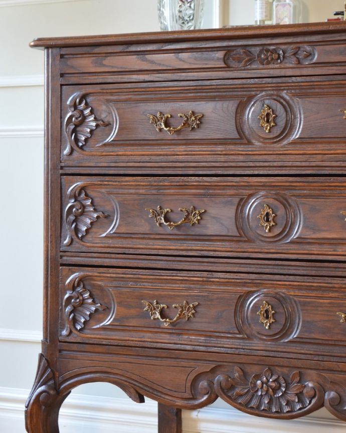 フランスで見つけたエレガントなアンティーク家具、彫刻が美しい3段