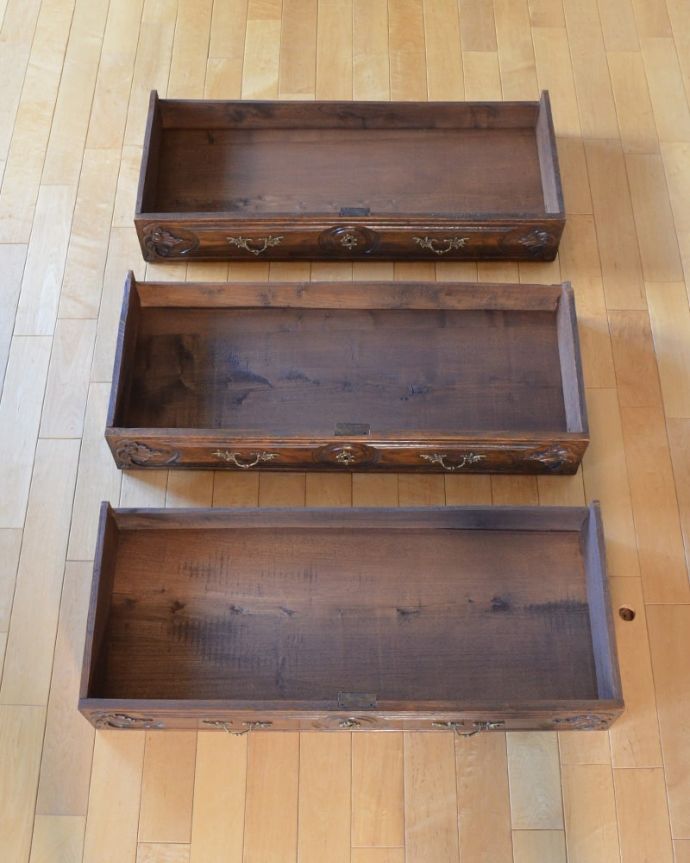 アンティークのチェスト　アンティーク家具　フランスで見つけたエレガントなアンティーク家具、彫刻が美しい３段チェスト。実用的にチェストとして使いましょう！アンティーク家具と言えども家具。(j-2600-f)