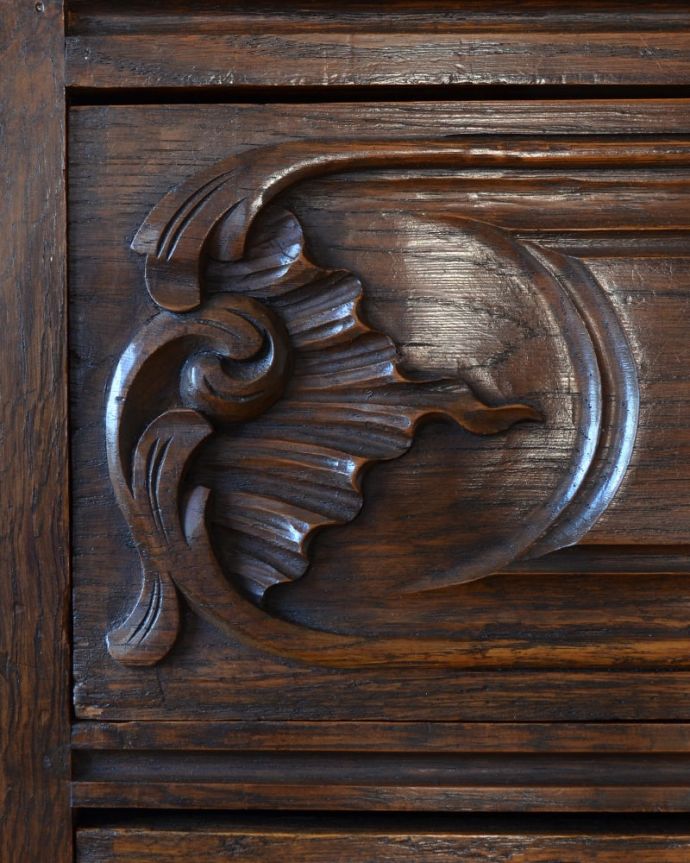 アンティークのチェスト　アンティーク家具　フランスで見つけたエレガントなアンティーク家具、彫刻が美しい３段チェスト。フランスらしい彫りフランスらしさの象徴とも言える、優雅な彫りの装飾。(j-2600-f)