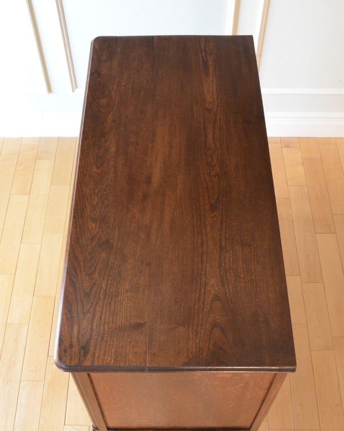 アンティークのチェスト　アンティーク家具　フランスで見つけたエレガントなアンティーク家具、彫刻が美しい３段チェスト。何を置こうかな･･･？チェストを上から見るとこんな形です。(j-2600-f)