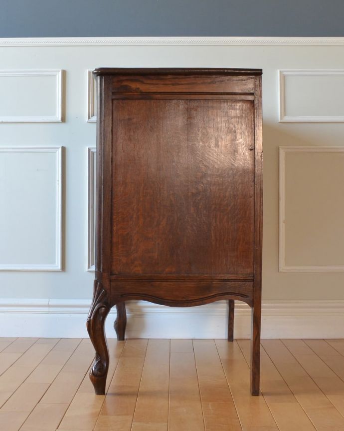 アンティークのチェスト　アンティーク家具　フランスで見つけたエレガントなアンティーク家具、彫刻が美しい３段チェスト。横から見てもステキ横から見るとこんな感じ。(j-2600-f)