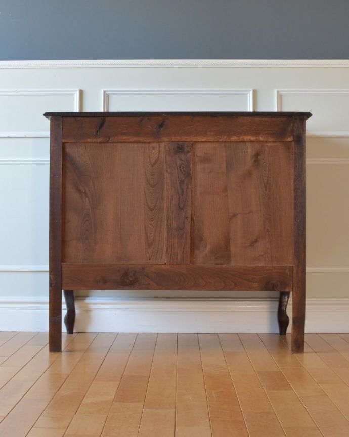 アンティークのチェスト　アンティーク家具　フランスで見つけたエレガントなアンティーク家具、彫刻が美しい３段チェスト。修復したので後姿もキレイですアンティークは新品ではないので、もちろん経年変化によるキズはありますが、専門の職人が修復しています。(j-2600-f)