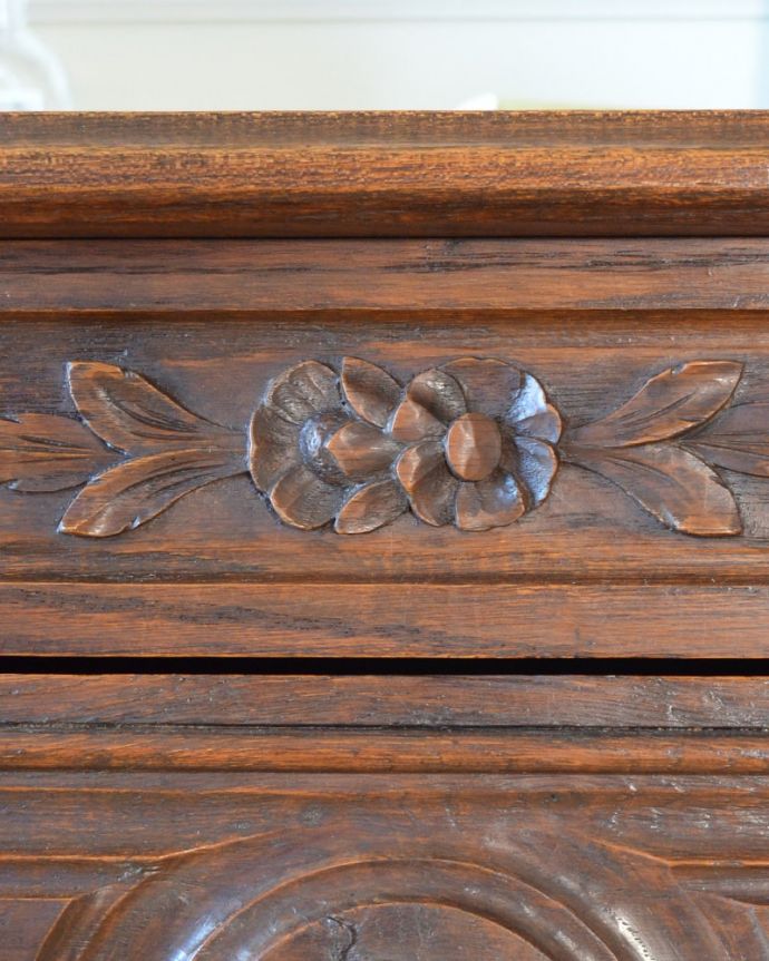 アンティークのチェスト　アンティーク家具　フランスで見つけたエレガントなアンティーク家具、彫刻が美しい３段チェスト。美しい彫にうっとり…フランスらしいデザイン彫りが描かれた扉。(j-2600-f)