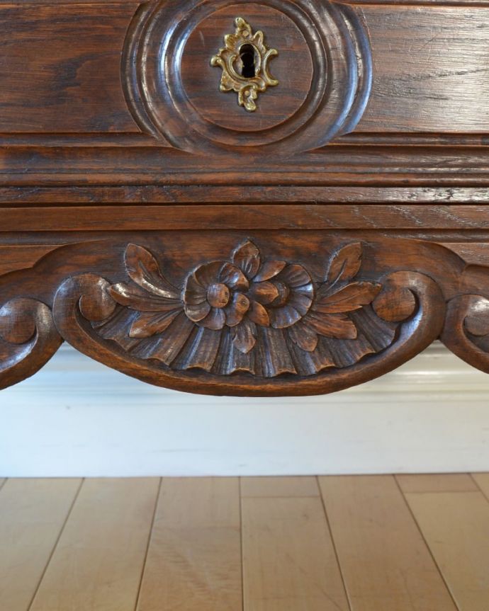 アンティークのチェスト　アンティーク家具　フランスで見つけたエレガントなアンティーク家具、彫刻が美しい３段チェスト。優雅なデザインまだ機械が発達していない時代に、どうやって造ったんだろう･･･。(j-2600-f)