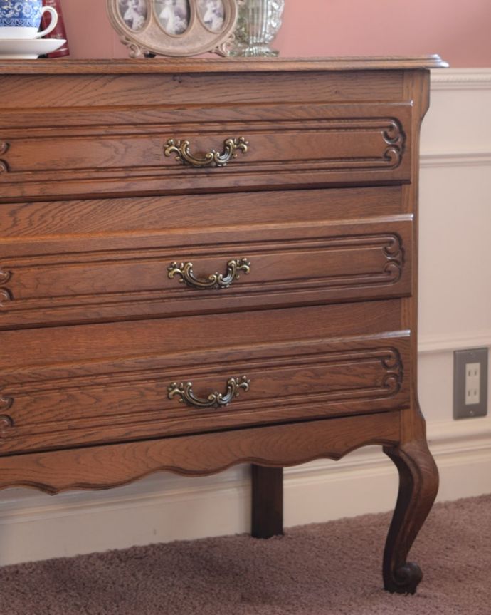 アンティークのチェスト　アンティーク家具　フランスのアンティーク家具、優雅なフォルムのフランスチェスト（ドロワー）。収納だけじゃなく見て楽しむチェストチェストと言っても収納だけじゃなく見た目が素敵なんです。(j-2601-f)