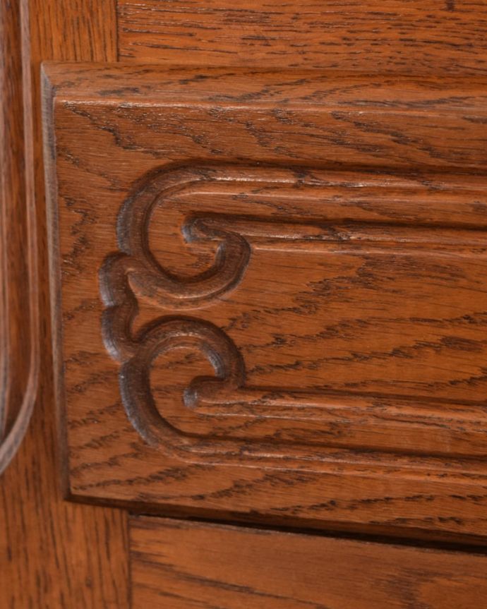 アンティークのチェスト　アンティーク家具　フランスのアンティーク家具、優雅なフォルムのフランスチェスト（ドロワー）。フランスらしい彫りフランスらしさの象徴とも言える、優雅な彫りの装飾。(j-2601-f)