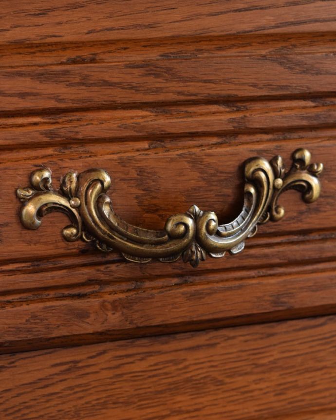 アンティークのチェスト　アンティーク家具　フランスのアンティーク家具、優雅なフォルムのフランスチェスト（ドロワー）。開ける度にワクワクする取っ手フランスらしい優雅なデザインの取っ手。(j-2601-f)