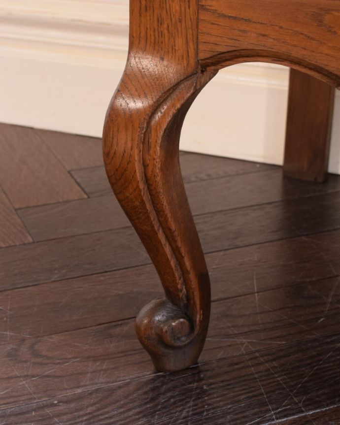 アンティークのチェスト　アンティーク家具　フランスのアンティーク家具、優雅なフォルムのフランスチェスト（ドロワー）。女性1人でラクラク運べちゃう仕掛けHandleのアンティークは、脚の裏にフェルトキーパーをお付けしています。(j-2601-f)