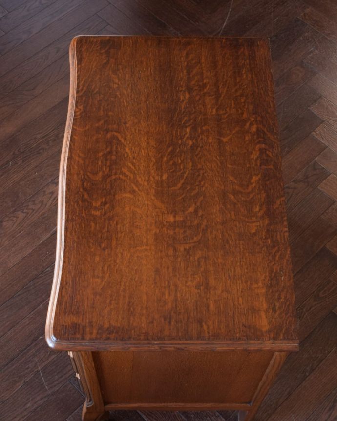 アンティークのチェスト　アンティーク家具　フランスのアンティーク家具、優雅なフォルムのフランスチェスト（ドロワー）。何を置こうかな･･･？チェストを上から見るとこんな形です。(j-2601-f)