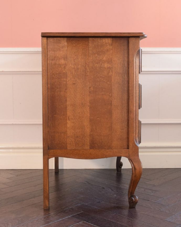 アンティークのチェスト　アンティーク家具　フランスのアンティーク家具、優雅なフォルムのフランスチェスト（ドロワー）。横から見てもステキ横から見るとこんな感じ。(j-2601-f)