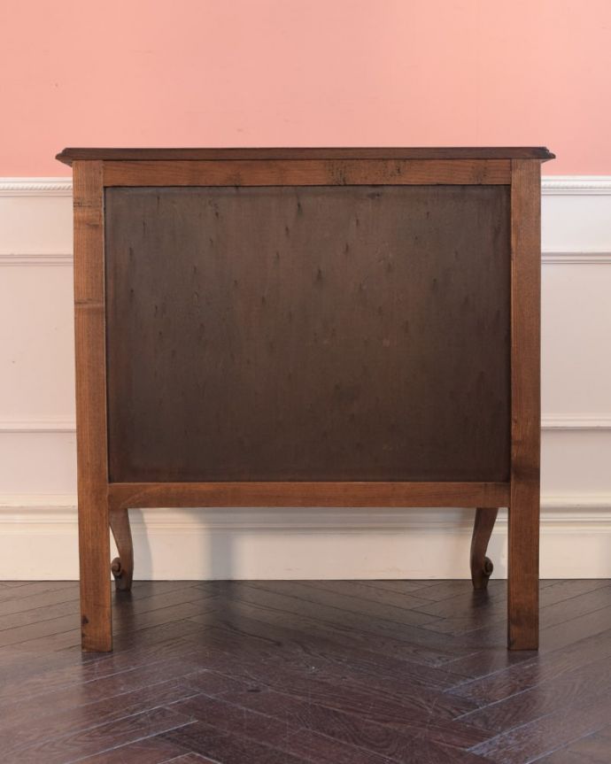 アンティークのチェスト　アンティーク家具　フランスのアンティーク家具、優雅なフォルムのフランスチェスト（ドロワー）。修復したので後姿もキレイですアンティークは新品ではないので、もちろん経年変化によるキズはありますが、専門の職人が修復しています。(j-2601-f)