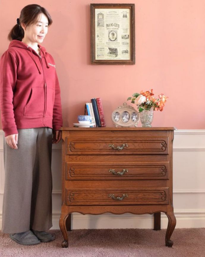 アンティークのチェスト　アンティーク家具　フランスのアンティーク家具、優雅なフォルムのフランスチェスト（ドロワー）。長くて美しい脚に思わずうっとり･･･フランスのアンティーク家具らしく長くて優雅な脚線美のチェスト。(j-2601-f)