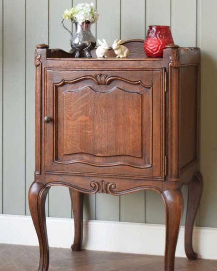 アンティークのキャビネット　アンティーク家具　フランスのアンティーク家具、装飾が美しいサイドキャビネット。フランスらしい彫の美しさが自慢コンパクトな扉面には驚くほど細かい彫。(j-2602-f)