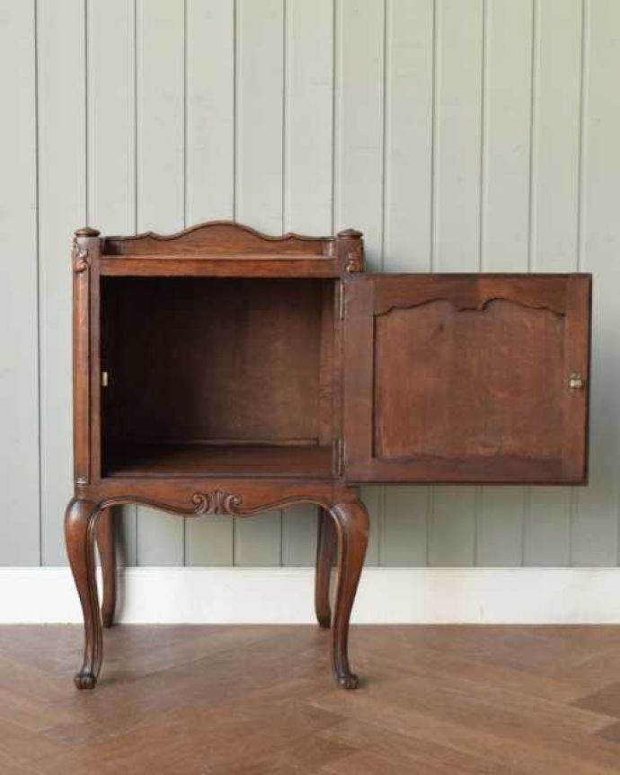 アンティークのキャビネット　アンティーク家具　フランスのアンティーク家具、装飾が美しいサイドキャビネット。扉を開けて中を見てみると…外側はもちろん扉の中も職人がキレイに修復しました。(j-2602-f)