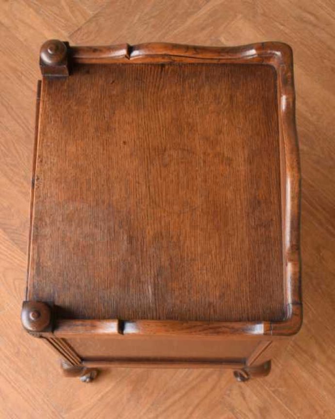 アンティークのキャビネット　アンティーク家具　フランスのアンティーク家具、装飾が美しいサイドキャビネット。上から見てみると･･･修復の際、天板の塗装もキレイに仕上げました。(j-2602-f)