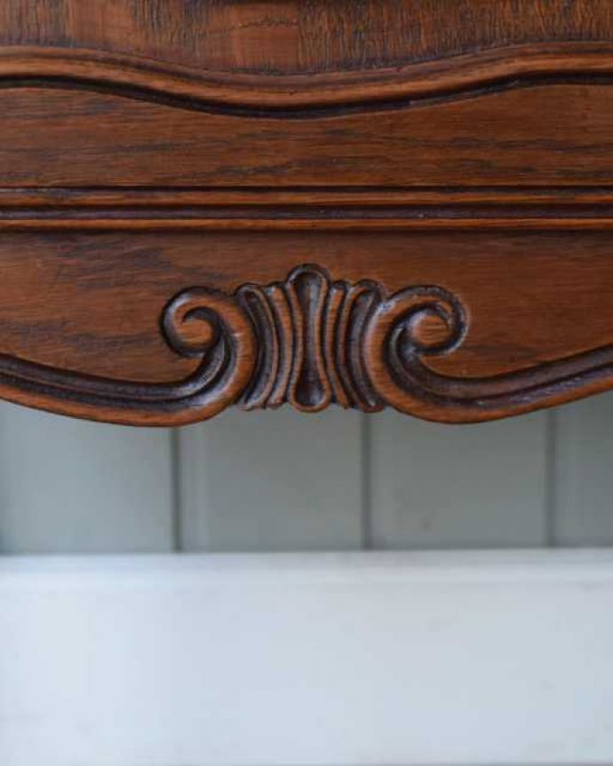 アンティークのキャビネット　アンティーク家具　フランスのアンティーク家具、装飾が美しいサイドキャビネット。いろんな場所にこだわり彫のデザインもいろいろです。(j-2602-f)