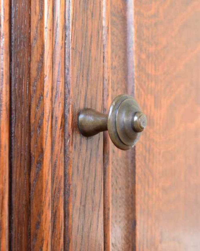 アンティークのキャビネット　アンティーク家具　フランスのアンティーク家具、装飾が美しいサイドキャビネット。アクセサリーの様な取っ手。(j-2602-f)