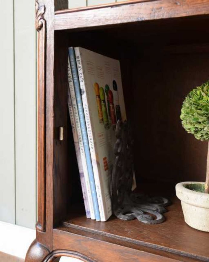 アンティークのキャビネット　アンティーク家具　フランスのアンティーク家具、装飾が美しいサイドキャビネット。扉の中は収納たっぷりA4サイズの雑誌までしっかり収納出来ちゃう大きさ。(j-2602-f)