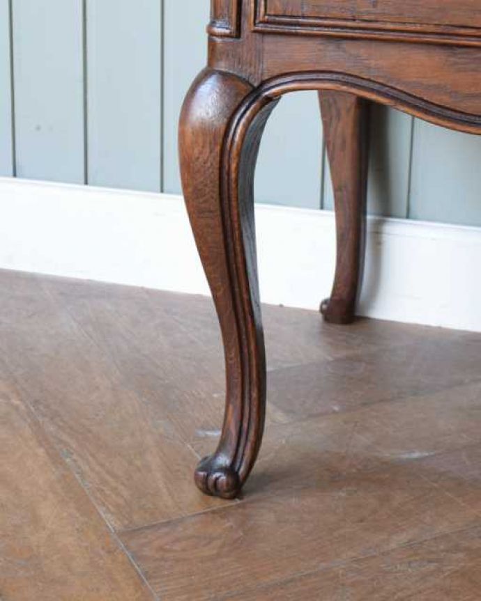 アンティークのキャビネット　アンティーク家具　フランスのアンティーク家具、装飾が美しいサイドキャビネット。女性１人でもラクに運べちゃうヒミツHandleのアンティークは、脚の裏にフェルトキーパーをお付けしているので、床を滑らせれば女性でも移動がカンタンに出来ます！。(j-2602-f)