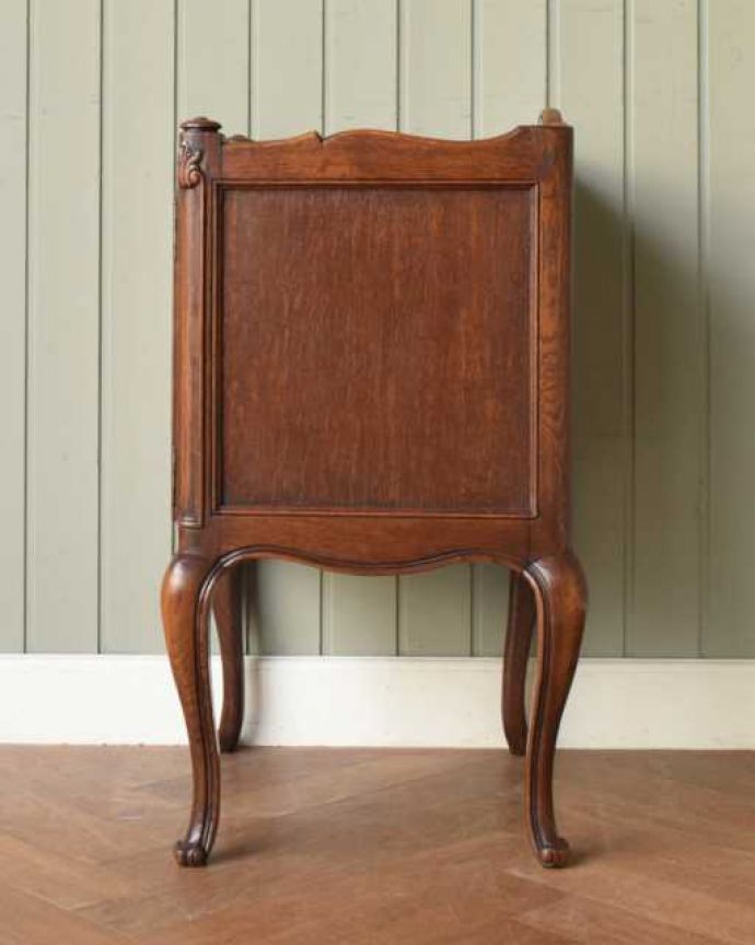 アンティークのキャビネット　アンティーク家具　フランスのアンティーク家具、装飾が美しいサイドキャビネット。横顔だって、もちろん美しいデザインに気を使っているアンティーク家具は、正面だけじゃなく横から見られた姿も考えて作られているので、どこから見ても美しいんです。(j-2602-f)