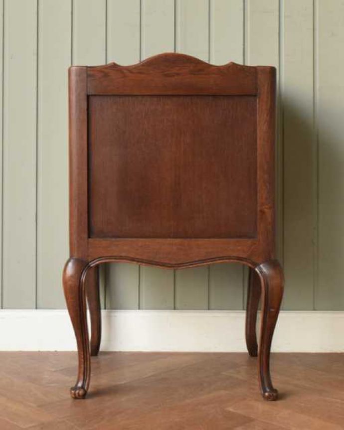 アンティークのキャビネット　アンティーク家具　フランスのアンティーク家具、装飾が美しいサイドキャビネット。後ろ姿にも注目！アンティークは新品ではないので、経年変化によるキズはありますが、専門の職人がキレイにお直しをしているので、後ろ姿もキレイです。(j-2602-f)