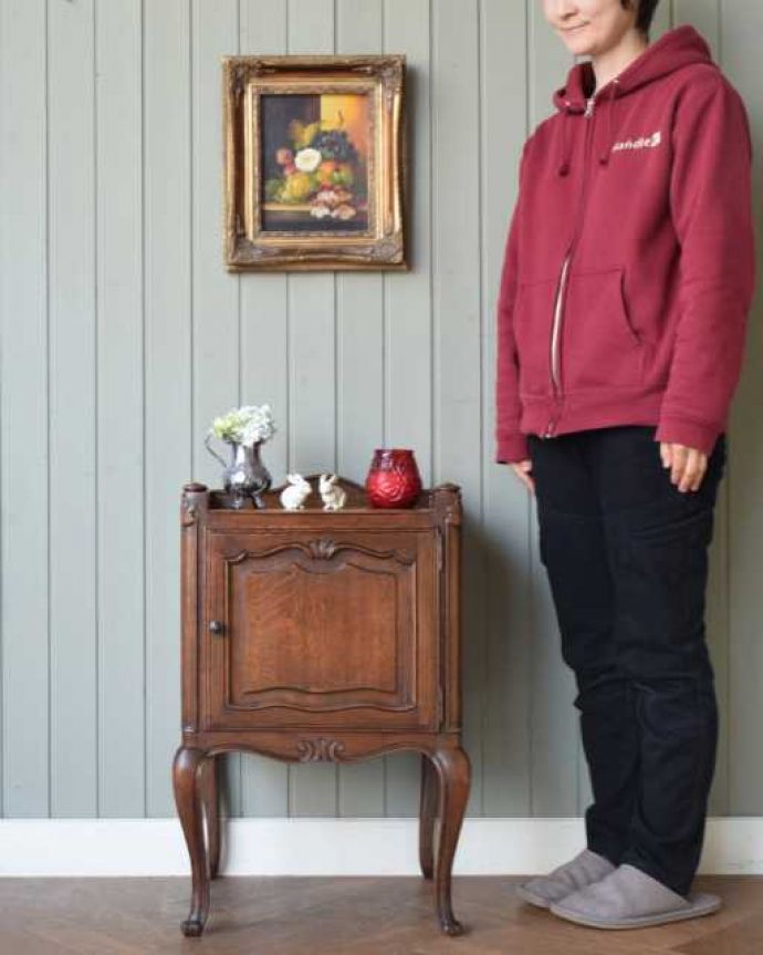 アンティークのキャビネット　アンティーク家具　フランスのアンティーク家具、装飾が美しいサイドキャビネット。アンティークらしさがキュッと詰めこまれたキャビネットどんな場所にも置けるコンパクトなサイズの中に、アンティークらしい風格がたっぷる感じられる小さなキャビネットは、初めてアンティークにチャレンジする方にもおススメです。(j-2602-f)