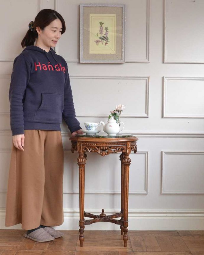 アンティークのテーブル　アンティーク家具　大理石の天板と装飾が特別なフランスアンティークのティーテーブル（オケージョナルテーブル）。どんな場所でも便利に使える小さなテーブルそもそも「オケージョナル」とは「便利に使える」と言う意味。(j-2603-f)