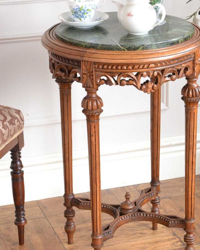 アンティークのテーブル　アンティーク家具　大理石の天板と装飾が特別なフランスアンティークのティーテーブル（オケージョナルテーブル）。上品で優雅なアンティーク凛とした雰囲気が漂うアンティークらしい立ち姿のテーブル。(j-2603-f)