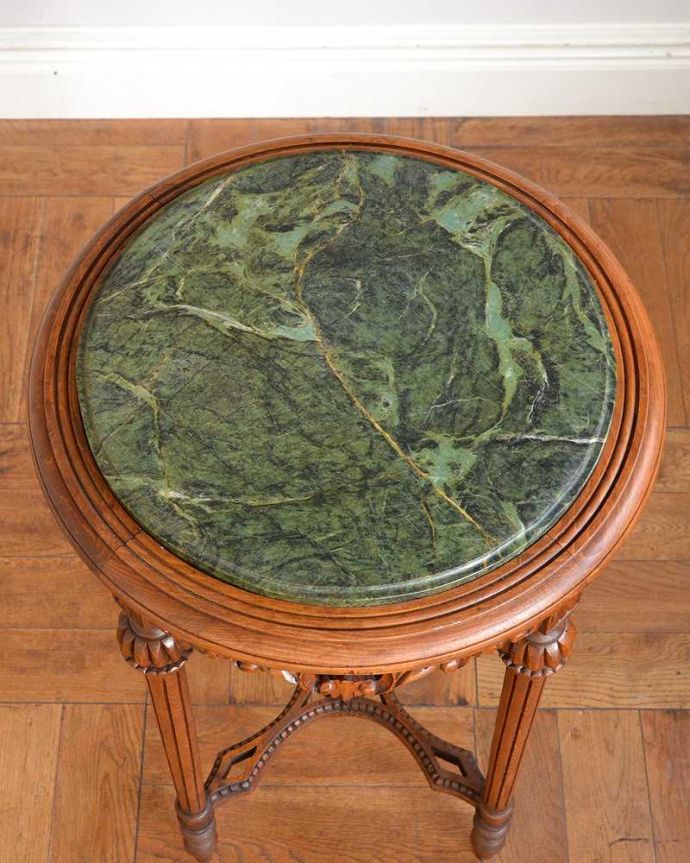 アンティークのテーブル　アンティーク家具　大理石の天板と装飾が特別なフランスアンティークのティーテーブル（オケージョナルテーブル）。天然大理石を使った贅沢な天板天板には女性の憧れ、天然の大理石が使われている贅沢な家具です。(j-2603-f)
