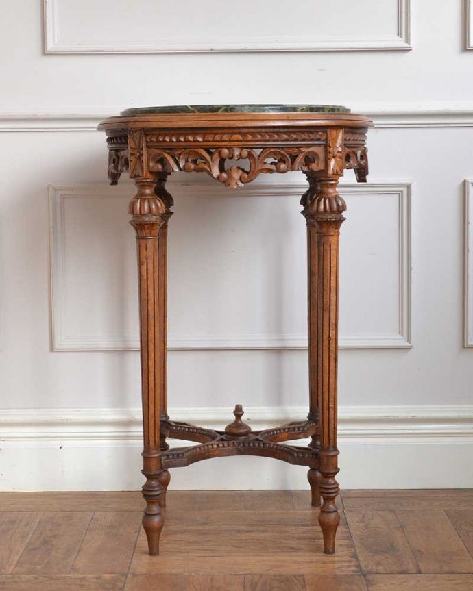 アンティークのテーブル　アンティーク家具　大理石の天板と装飾が特別なフランスアンティークのティーテーブル（オケージョナルテーブル）。クルッと回転。(j-2603-f)