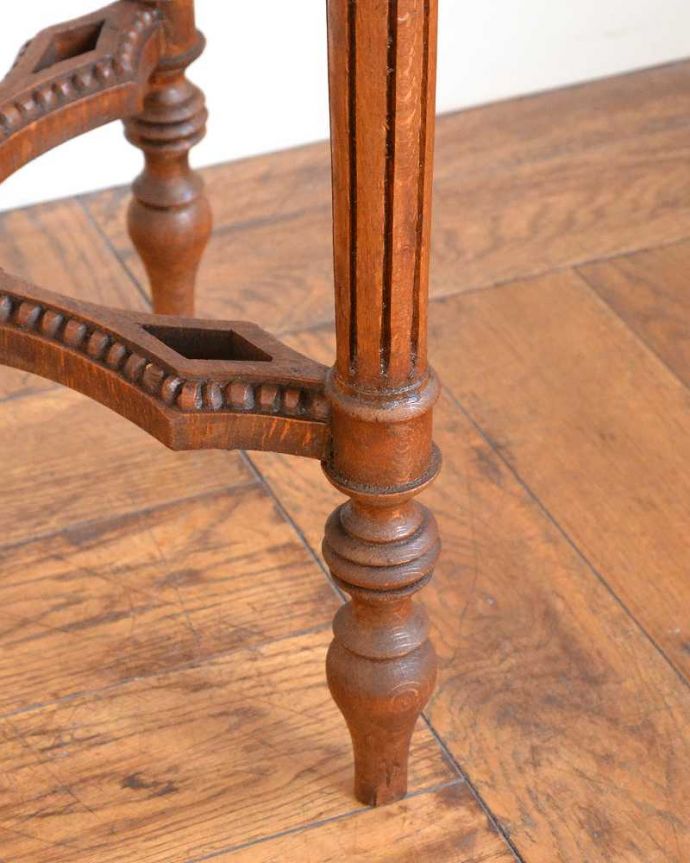 アンティークのテーブル　アンティーク家具　大理石の天板と装飾が特別なフランスアンティークのティーテーブル（オケージョナルテーブル）。持ち上げなくても移動できます！Handleのアンティークは、脚の裏にフェルトキーパーをお付けしていますので、床を滑らせてれば移動が簡単です。(j-2603-f)