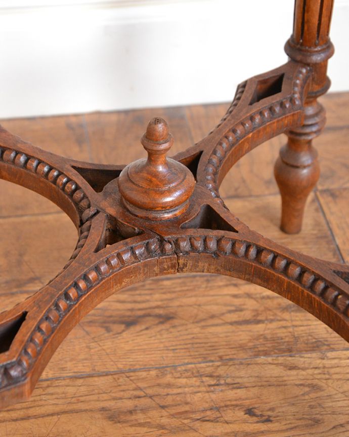 アンティークのテーブル　アンティーク家具　大理石の天板と装飾が特別なフランスアンティークのティーテーブル（オケージョナルテーブル）。フランスらしい彫りフランスらしさの象徴とも言える、優雅な彫りの装飾。(j-2603-f)