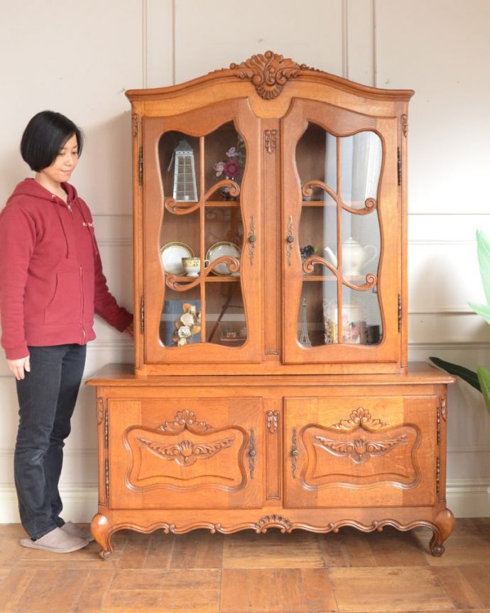 アンティークのキャビネット　アンティーク家具　フランスの美しいアンティーク家具、食器棚や本棚にもなるガラスキャビネット(カップボード)。置いた瞬間、フランスらしい優雅さフランスらしい彫が美しい大きなサイズのキャビネット。(j-2604-f)