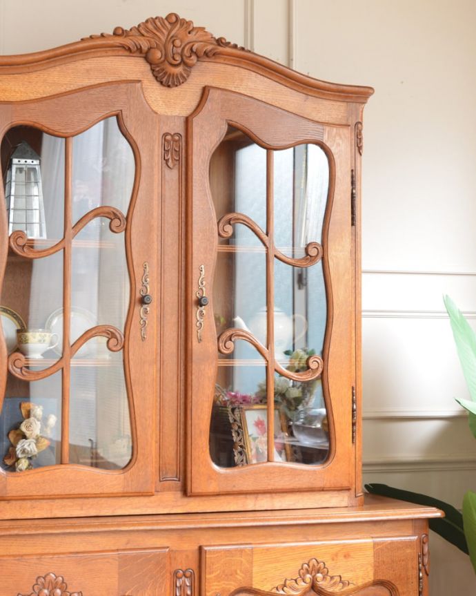 アンティークのキャビネット　アンティーク家具　フランスの美しいアンティーク家具、食器棚や本棚にもなるガラスキャビネット(カップボード)。ガラス扉からのぞいてみると･･･曲線で描かれたガラス面のデザインも女性らしく優雅。(j-2604-f)