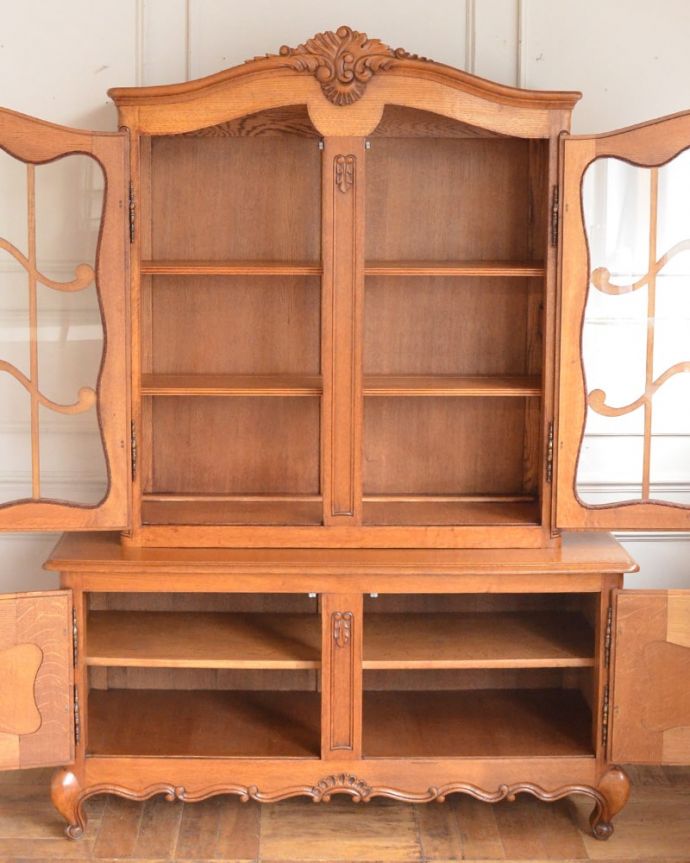 アンティークのキャビネット　アンティーク家具　フランスの美しいアンティーク家具、食器棚や本棚にもなるガラスキャビネット(カップボード)。美しさだけじゃない！たっぷり収納アンティーク家具にはめずらしい日本の食器棚と同じようなデザイン。(j-2604-f)