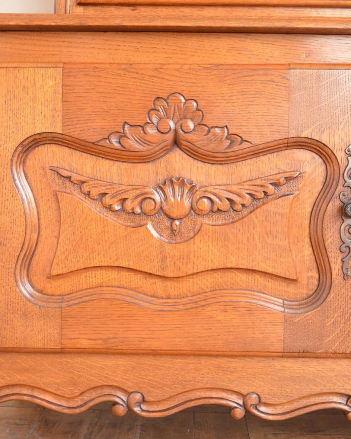 アンティークのキャビネット　アンティーク家具　フランスの美しいアンティーク家具、食器棚や本棚にもなるガラスキャビネット(カップボード)。優雅なデザインまだ機械が発達していない時代に、どうやって造ったんだろう･･･。(j-2604-f)