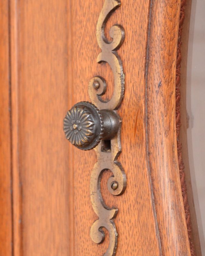 アンティークのキャビネット　アンティーク家具　フランスの美しいアンティーク家具、食器棚や本棚にもなるガラスキャビネット(カップボード)。取っ手にもフランスらしさ芸術的に美しいの取っ手。(j-2604-f)