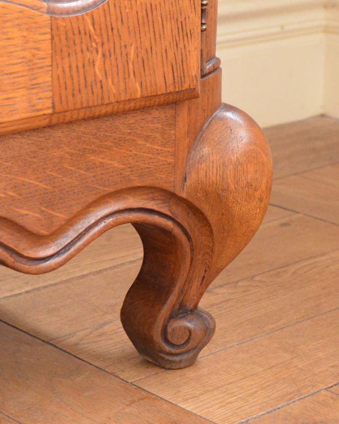 アンティークのキャビネット　アンティーク家具　フランスの美しいアンティーク家具、食器棚や本棚にもなるガラスキャビネット(カップボード)。女性1人でラクラク運べちゃう仕掛けHandleのアンティークは、脚の裏にフェルトキーパーをお付けしています。(j-2604-f)