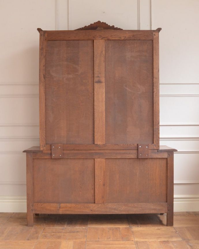 アンティークのキャビネット　アンティーク家具　フランスの美しいアンティーク家具、食器棚や本棚にもなるガラスキャビネット(カップボード)。もちろん後ろ姿もアンティークは新品ではないので経年変化によるキズはありますが、専門の職人がキレイにお直しをしているので、後ろ姿もキレイなんです。(j-2604-f)