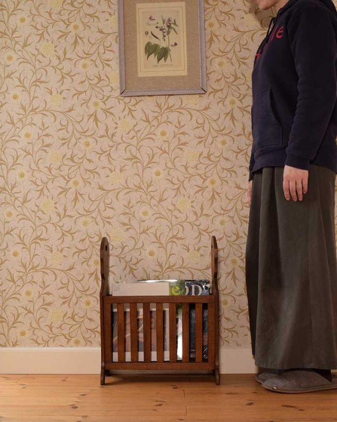 マガジンラック アンティーク家具 雑誌や新聞もお洒落に収納できる、格子デザインのアンティーク マガジンラック。使いやすさNo.1!みんなが使える便利なアンティークどこのお家でも使っているマガジンラックも、アンティークだとデザインが素敵だから散らかっている雑誌もオシャレに収納出来ちゃうんです。(j-2605-f)